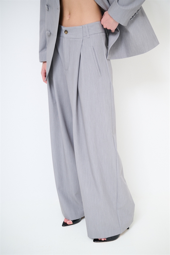 PANTALONE A GAMBA LARGA BOTTONI E TASCHE OBLIQUE