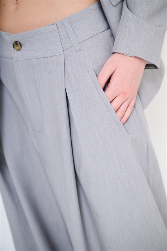 PANTALONE A GAMBA LARGA BOTTONI E TASCHE OBLIQUE