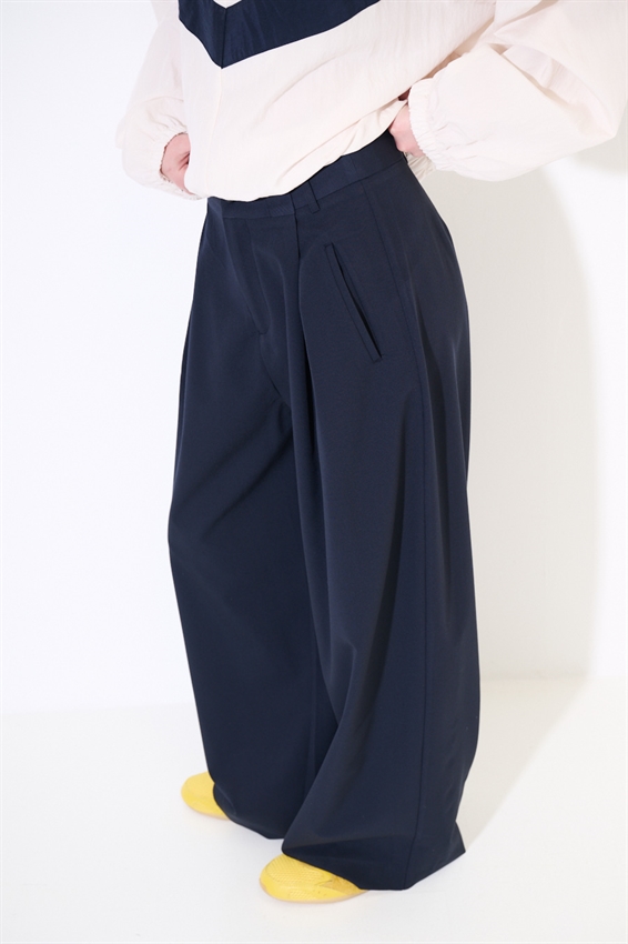 PANTALONE A GAMBA LARGA BOTTONI E TASCHE OBLIQUE BLU