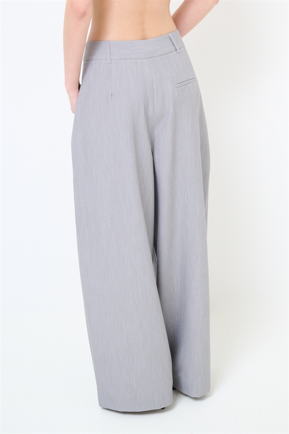 PANTALONE A GAMBA LARGA BOTTONI E TASCHE OBLIQUE GRIGIO
