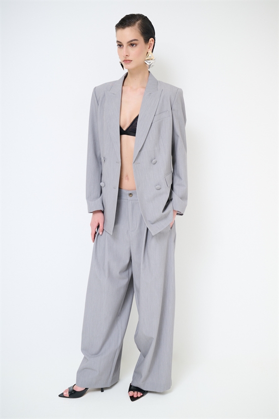 PANTALONE A GAMBA LARGA BOTTONI E TASCHE OBLIQUE GRIGIO