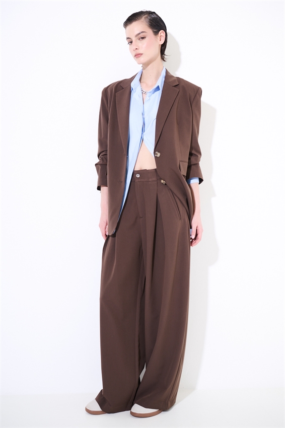 PANTALONE A GAMBA LARGA BOTTONI E TASCHE OBLIQUE MORO