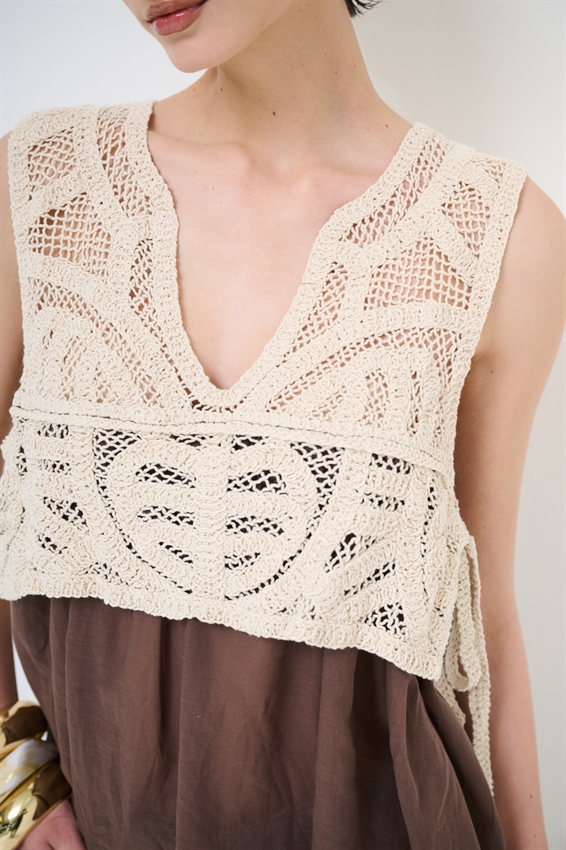 CANOTTA IN MUSSOLA CON TOP MACRAME