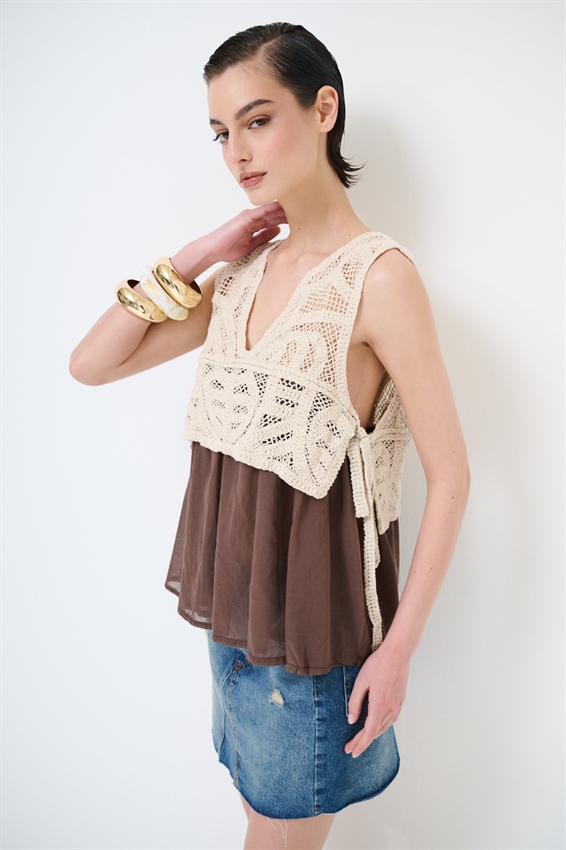 CANOTTA IN MUSSOLA CON TOP MACRAME