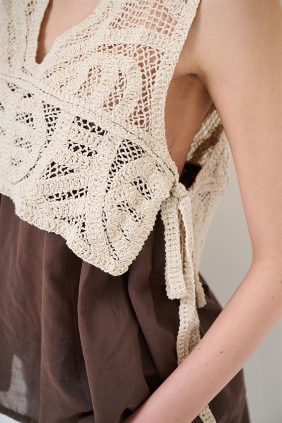 CANOTTA IN MUSSOLA CON TOP MACRAME