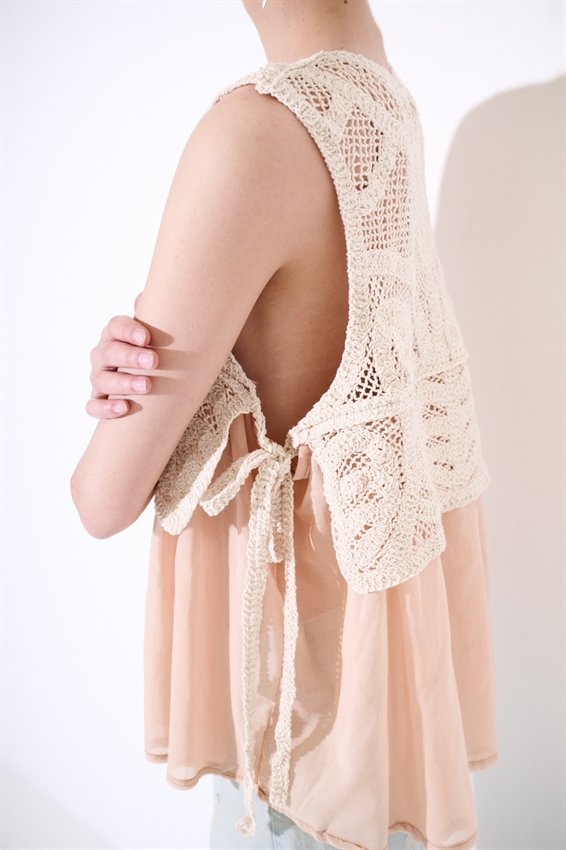 CANOTTA IN MUSSOLA CON TOP MACRAME