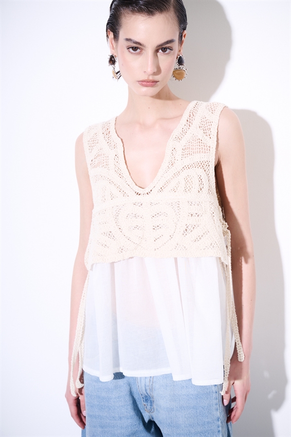 CANOTTA IN MUSSOLA CON TOP MACRAME BURRO