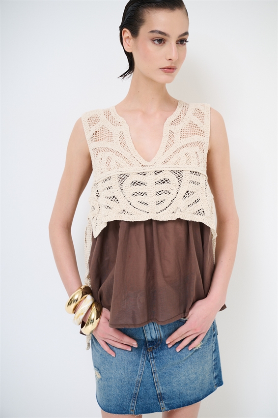 CANOTTA IN MUSSOLA CON TOP MACRAME MOKA