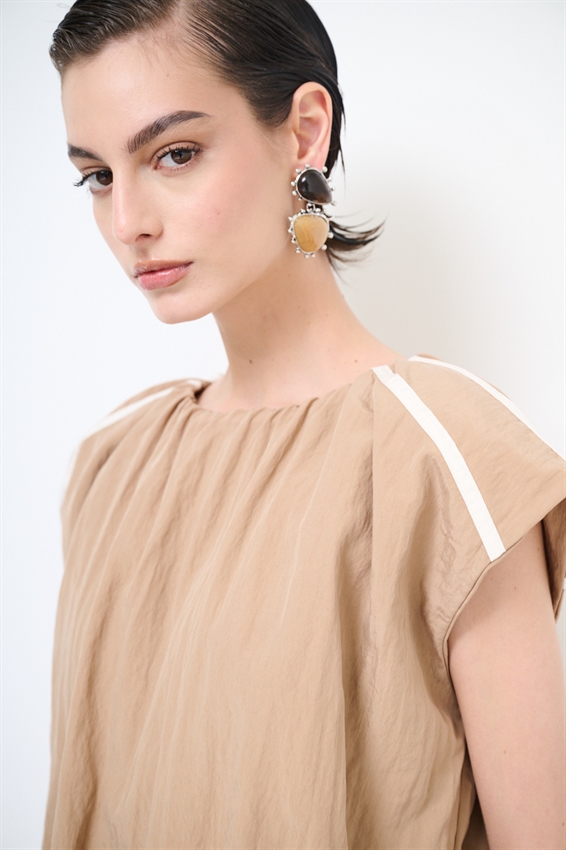 CROP TOP CON STRISCE SULLA SPALLA