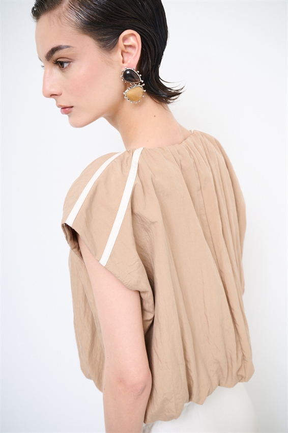 CROP TOP CON STRISCE SULLA SPALLA