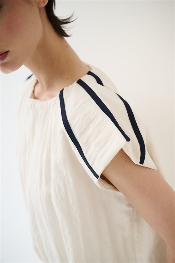 CROP TOP CON STRISCE SULLA SPALLA