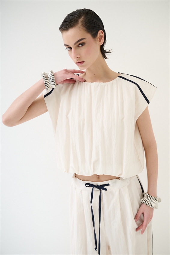 CROP TOP CON STRISCE SULLA SPALLA