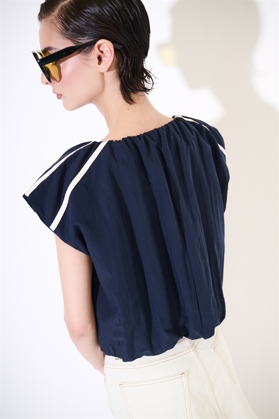 CROP TOP CON STRISCE SULLA SPALLA