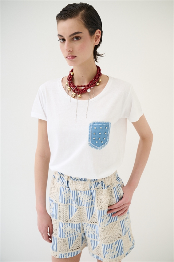 T-SHIRT BASIC CON APPLICAZIONE TASCHINO