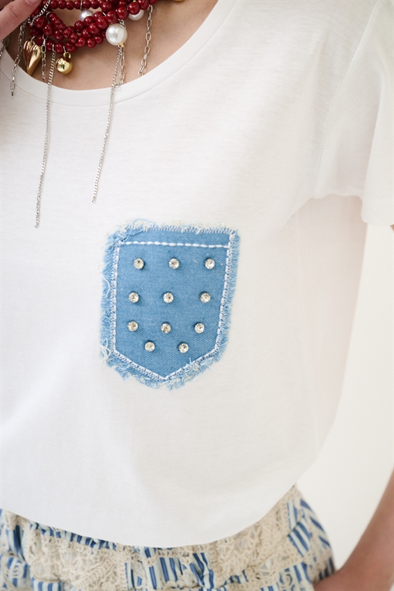 T-SHIRT BASIC CON APPLICAZIONE TASCHINO BIANCO