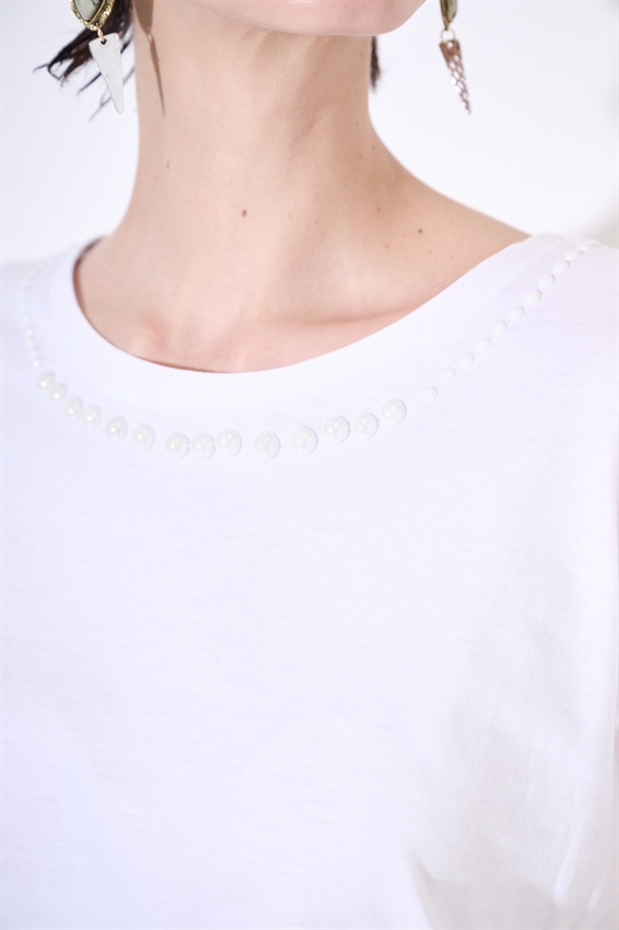 T-SHIRT BASIC CON GIROCOLLO PERLE