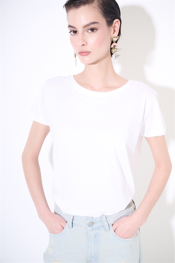 T-SHIRT BASIC CON GIROCOLLO PERLE