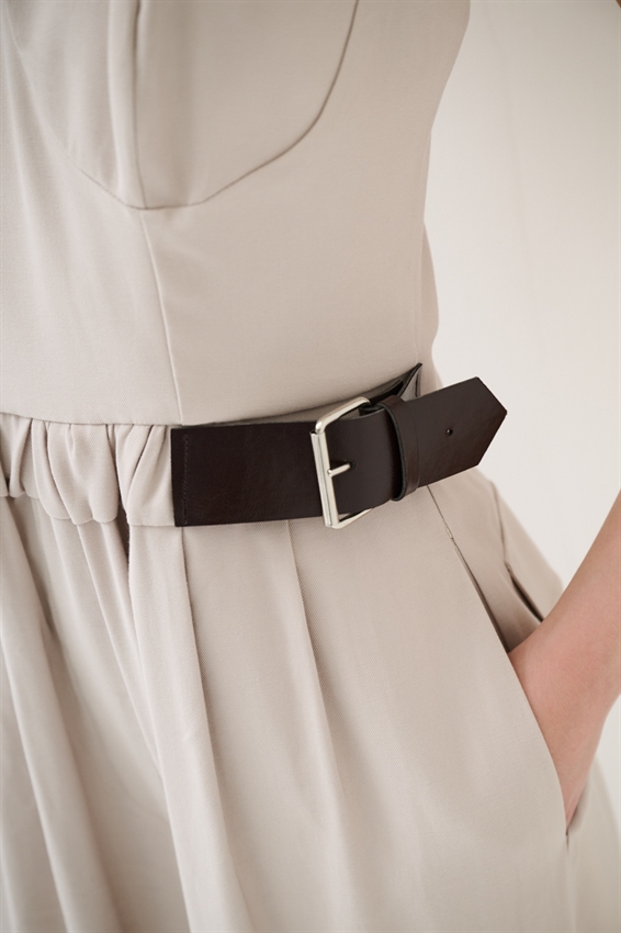 TUTA A PALAZZO CON FIBBIE BEIGE