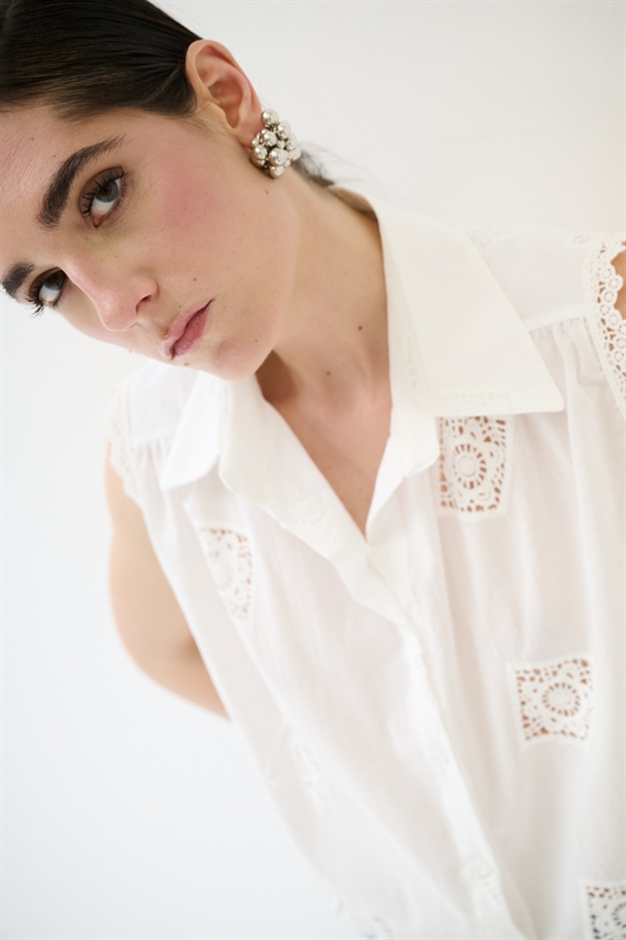CAMICIA SMANICATA IN PIZZO IN COTONE BIANCO