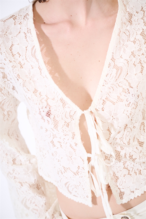 BLUSA CON LACCINI IN PIZZO BURRO