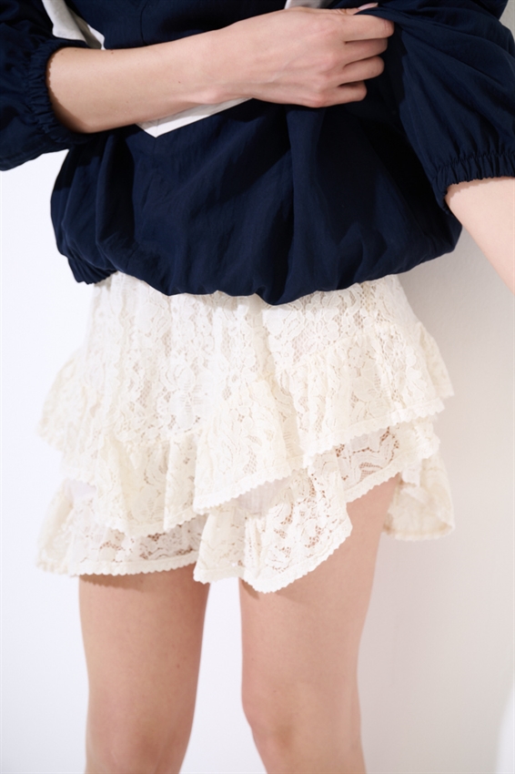 MINIGONNA IN PIZZO CON DOPPIA BALZA BURRO