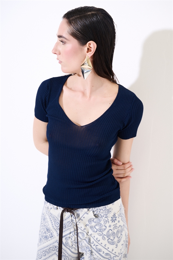 MAGLIA SCOLLO V A COSTINE E MEZZA MANICA