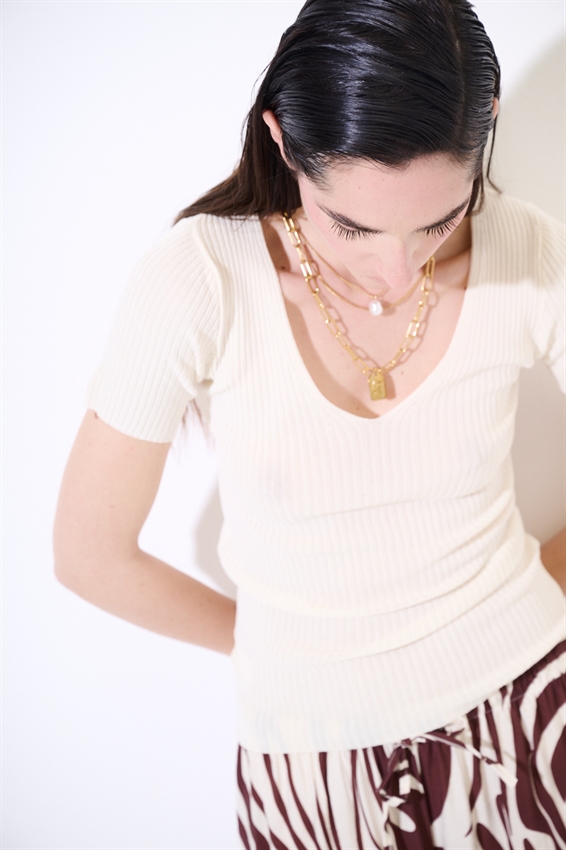 MAGLIA SCOLLO V A COSTINE E MEZZA MANICA