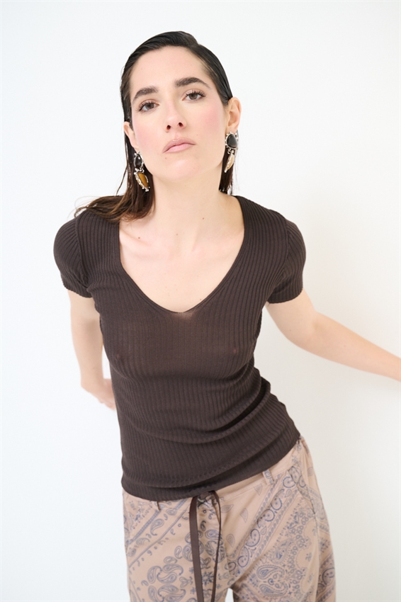 MAGLIA SCOLLO V A COSTINE E MEZZA MANICA