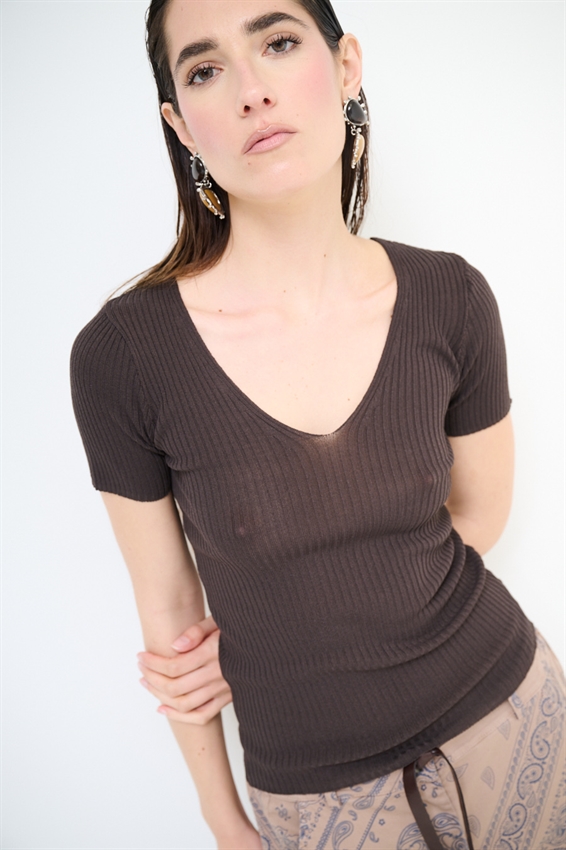 MAGLIA SCOLLO V A COSTINE E MEZZA MANICA