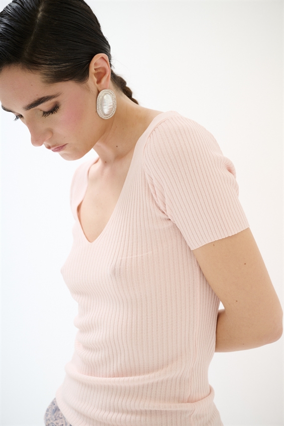 MAGLIA SCOLLO V A COSTINE E MEZZA MANICA