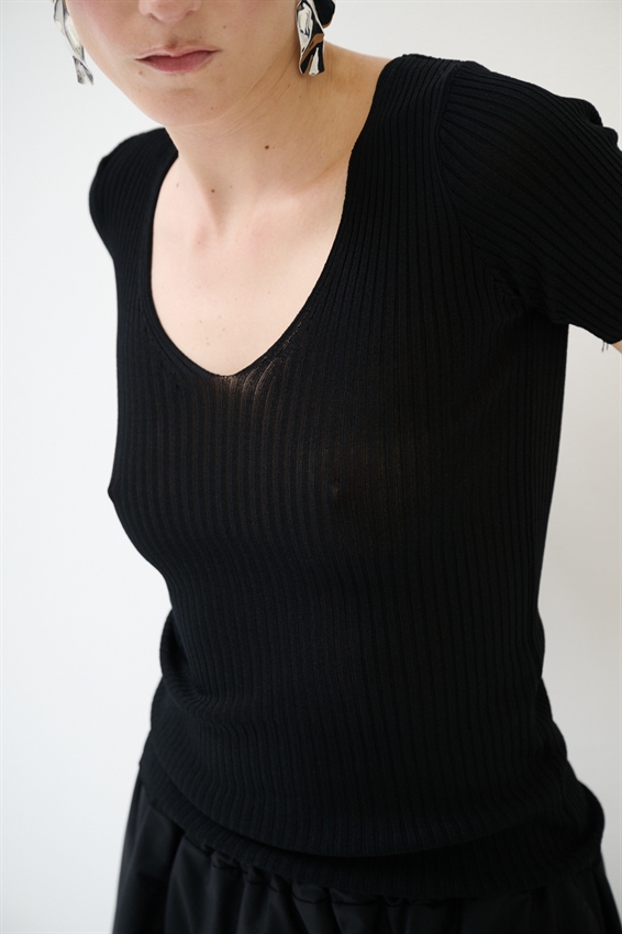 MAGLIA SCOLLO V A COSTINE E MEZZA MANICA