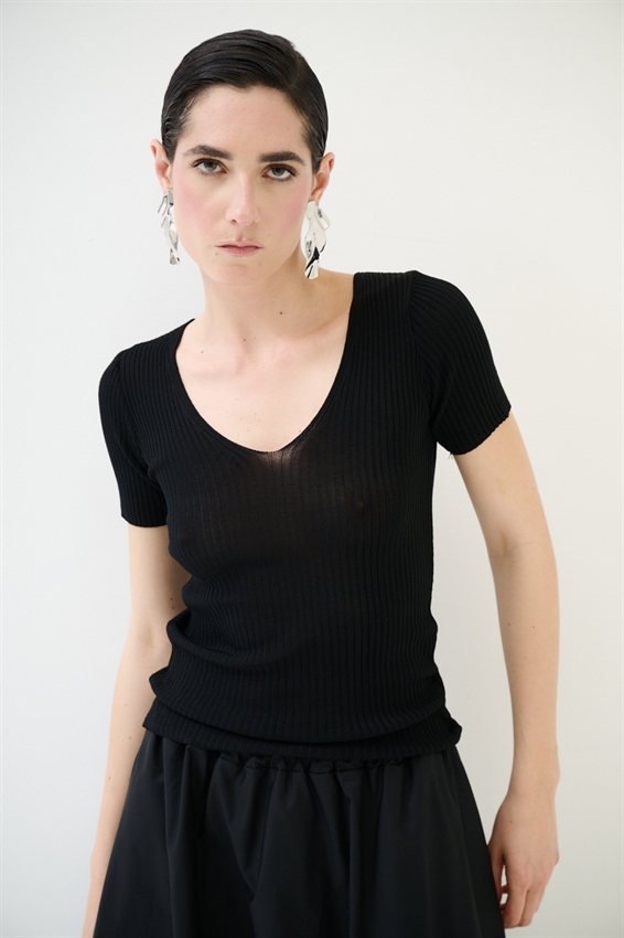 MAGLIA SCOLLO V A COSTINE E MEZZA MANICA