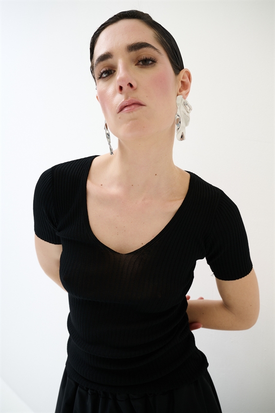 MAGLIA SCOLLO V A COSTINE E MEZZA MANICA