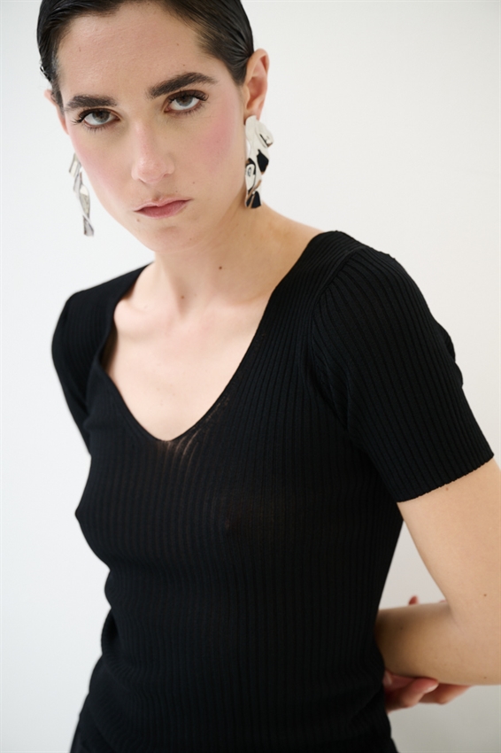 MAGLIA SCOLLO V A COSTINE E MEZZA MANICA NERO