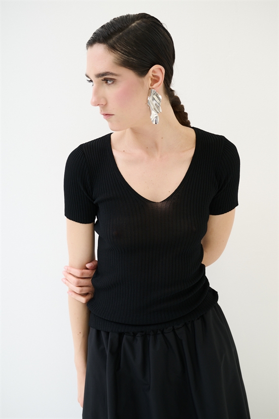 MAGLIA SCOLLO V A COSTINE E MEZZA MANICA NERO