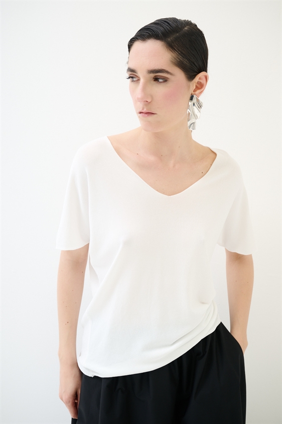 MAGLIA SCOLLO V A COSTINE E MEZZA MANICA NERO