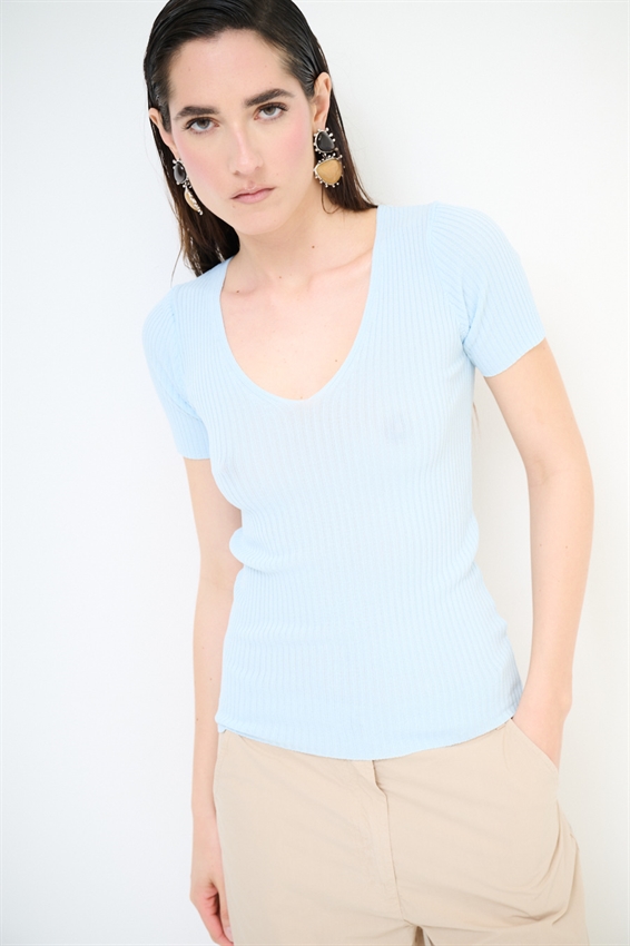 MAGLIA SCOLLO V A COSTINE E MEZZA MANICA CELESTE