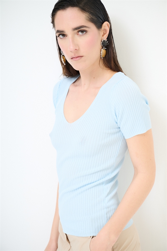 MAGLIA SCOLLO V A COSTINE E MEZZA MANICA CELESTE