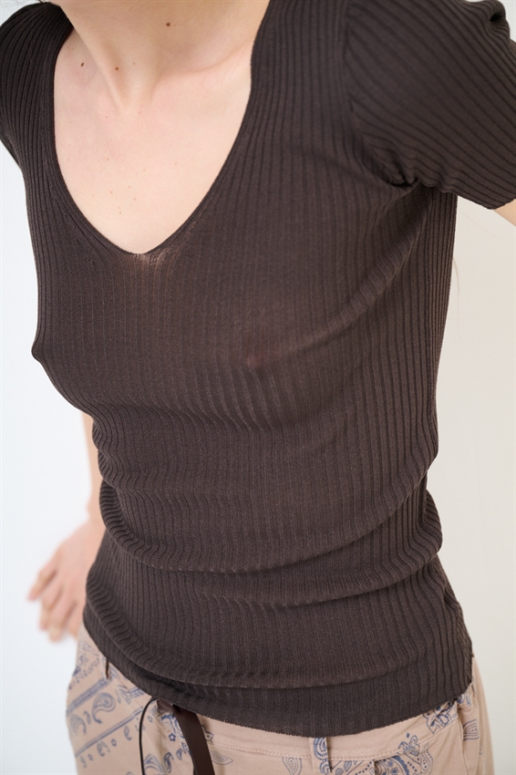 MAGLIA SCOLLO V A COSTINE E MEZZA MANICA MORO