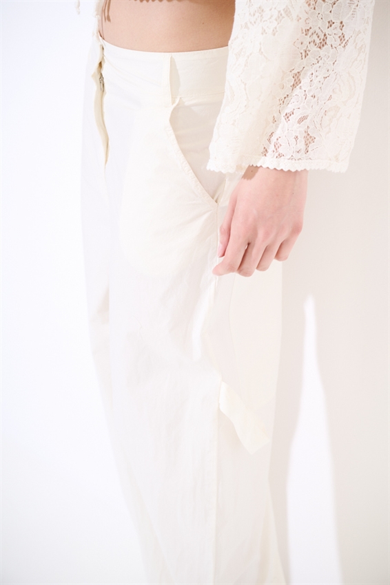 PANTALONE IN TELA CON TASCONI DIETRO E LACCIO