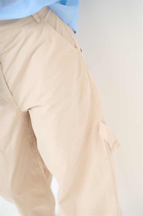 PANTALONE IN TELA CON TASCONI DIETRO E LACCIO