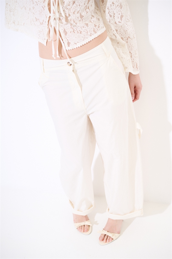 PANTALONE IN TELA CON TASCONI DIETRO E LACCIO BURRO