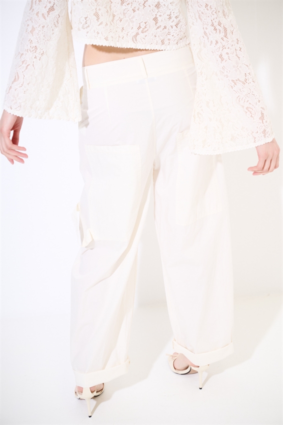 PANTALONE IN TELA CON TASCONI DIETRO E LACCIO BURRO