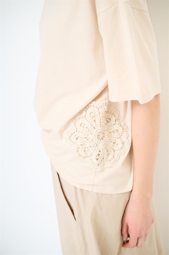 T-SHIRT OVER CON APPLICAZIONE MACRAME LATERALI