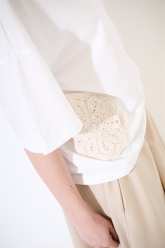 T-SHIRT OVER CON APPLICAZIONE MACRAME LATERALI