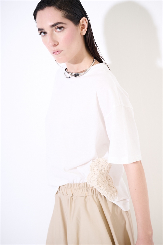 T-SHIRT OVER CON APPLICAZIONE MACRAME LATERALI