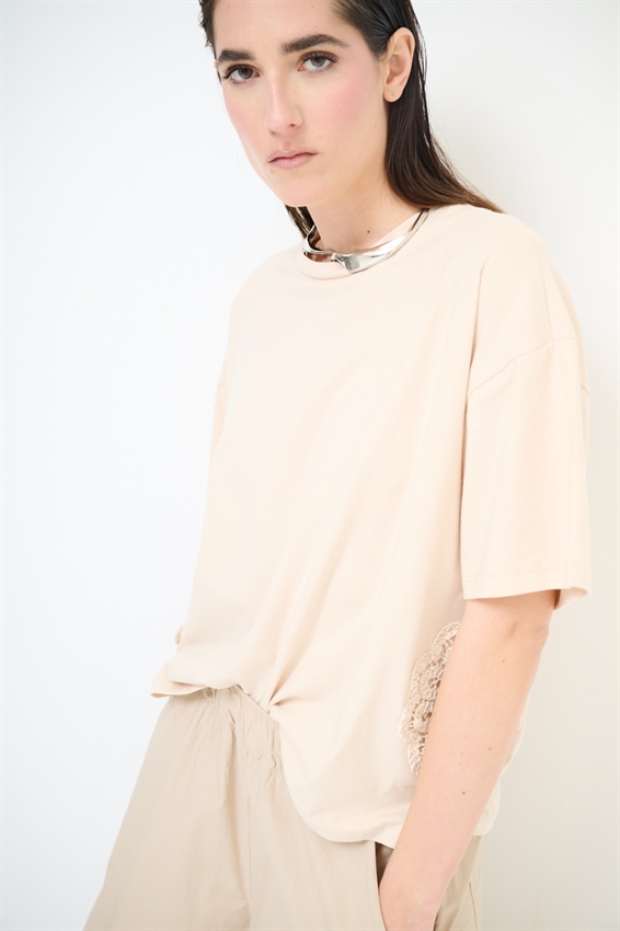 T-SHIRT OVER CON APPLICAZIONE MACRAME LATERALI BEIGE