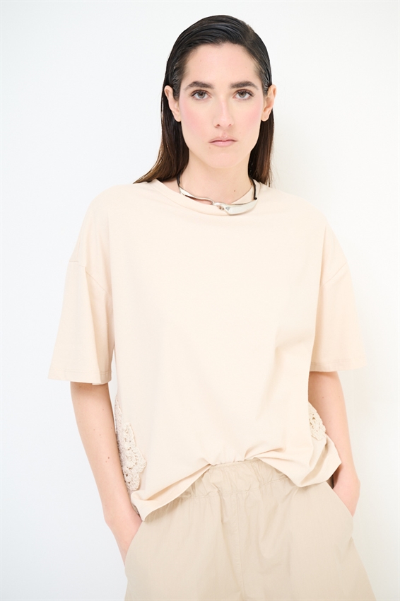 T-SHIRT OVER CON APPLICAZIONE MACRAME LATERALI BEIGE