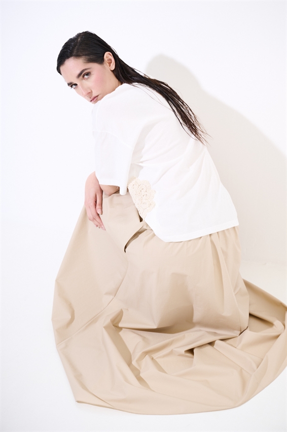 T-SHIRT OVER CON APPLICAZIONE MACRAME LATERALI PANNA