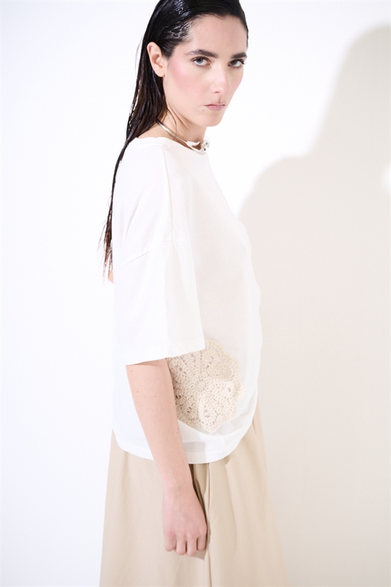 T-SHIRT OVER CON APPLICAZIONE MACRAME LATERALI PANNA
